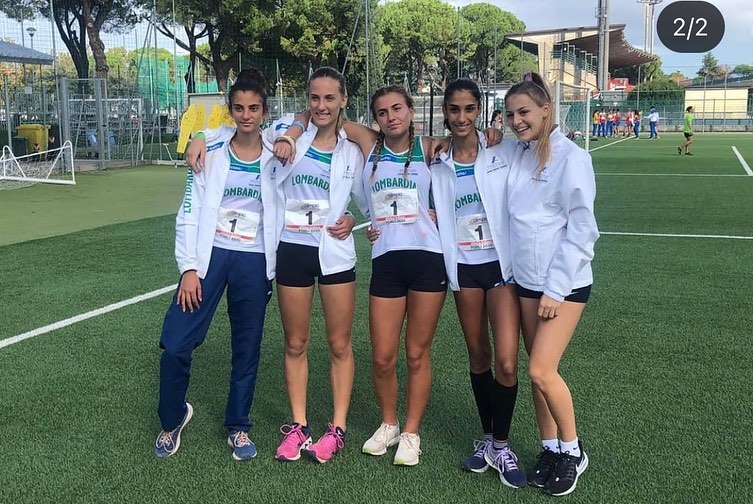 Ludovica insieme ad alcune compagne della squadra lombarda