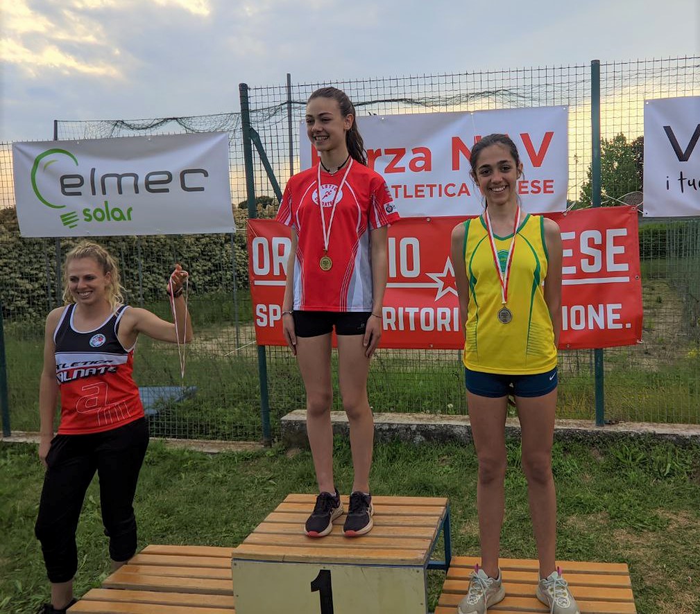 Agnese Sardi, in divisa giallo-verde, sul secondo gradino del podio del salto in lungo.